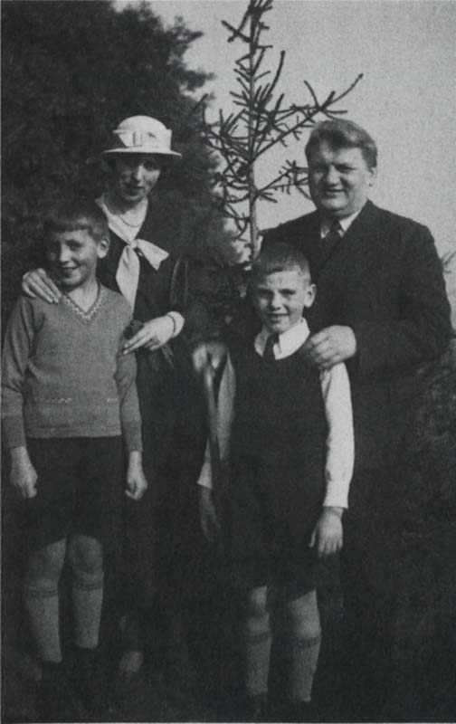 Konrad Arndt mit Ehefrau Betty und den Söhnen Günter und Rudi (r.) während eines Ausflugs zum Chausseehaus, 1933